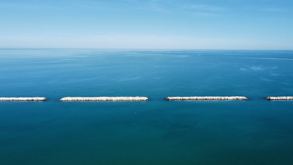 un grande specchio d'acqua circondato dalla terra