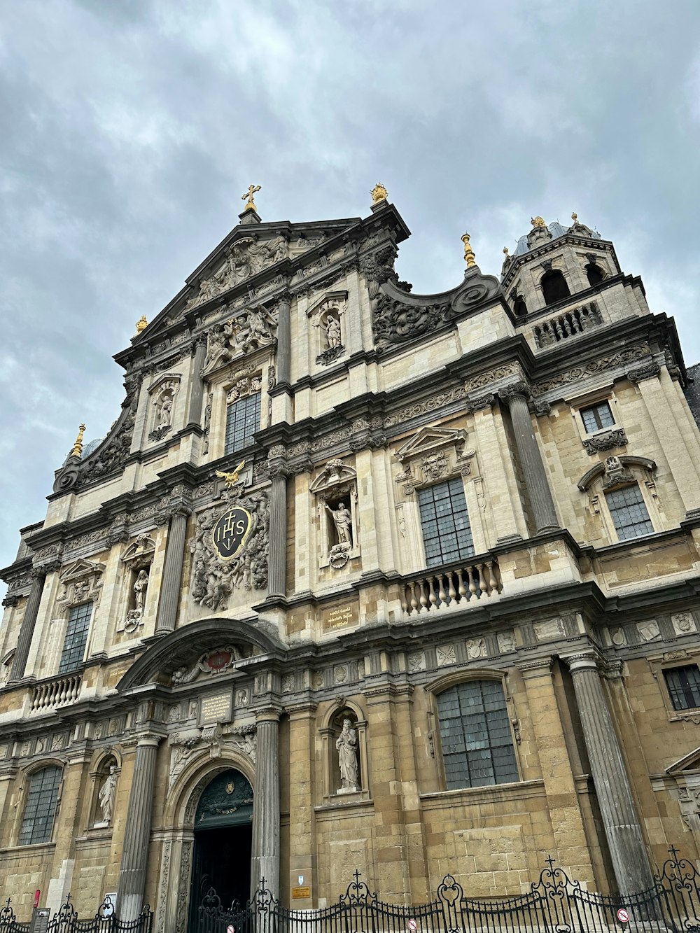 um grande edifício com um relógio na frente