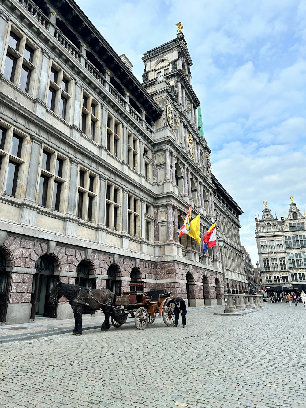 a horse drawn carriage sitting in front of a building