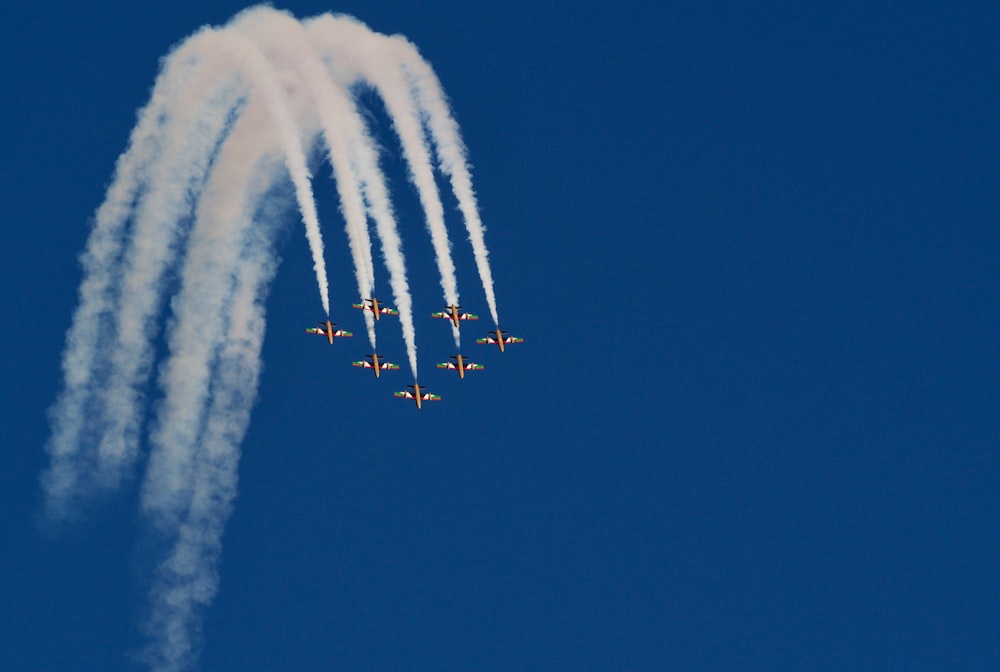 un gruppo di aeroplani che volano in formazione nel cielo