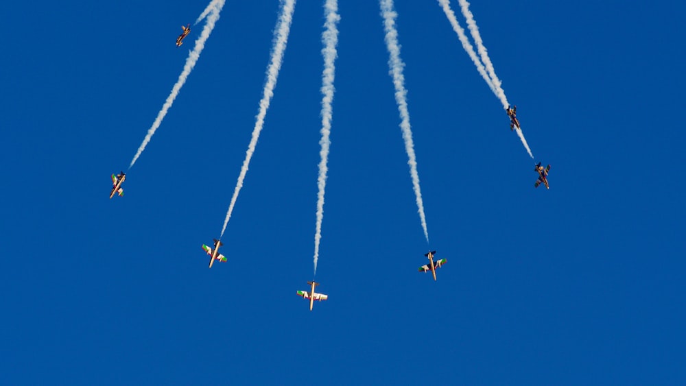 un grupo de aviones volando a través de un cielo azul