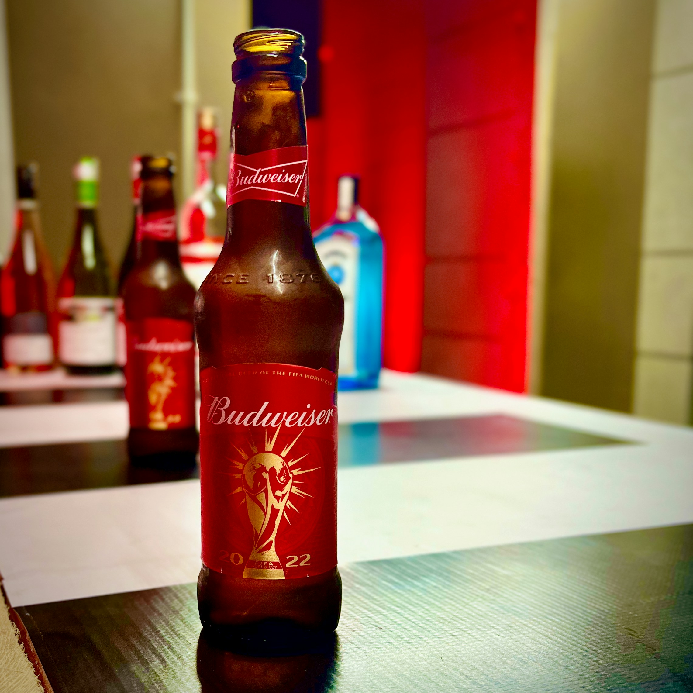 Un primer plano de una botella de cerveza sobre una mesa