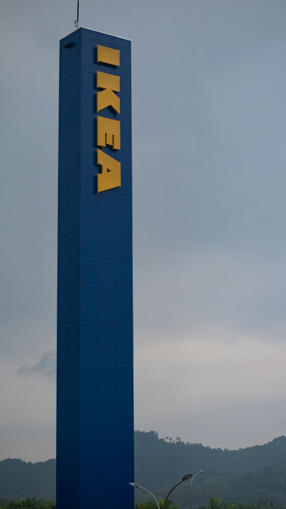 Un edificio alto y azul con la palabra IKEA