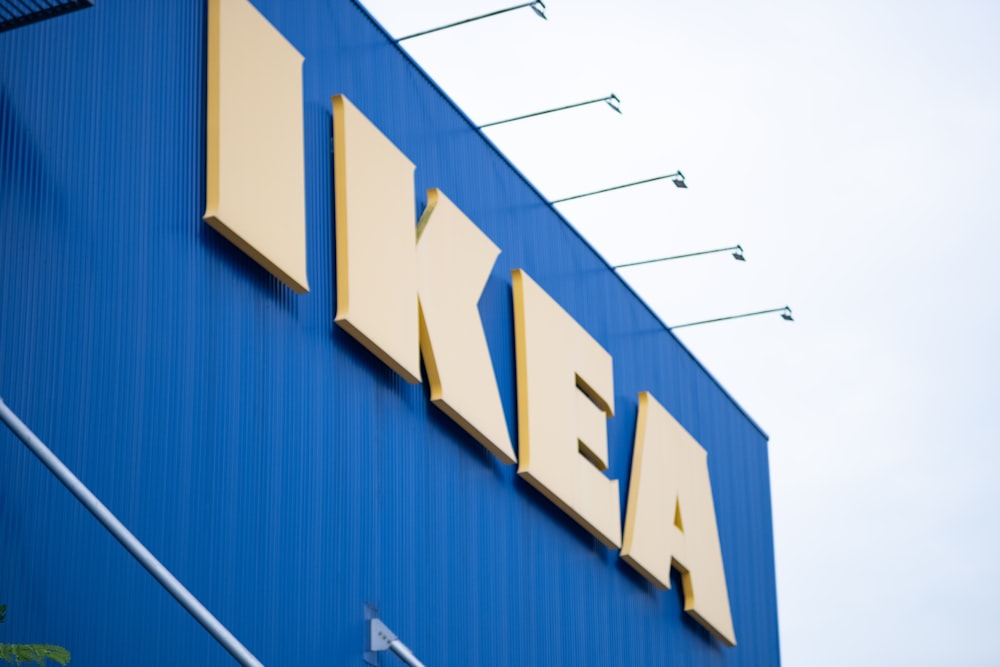 Une grande enseigne IKEA sur le côté d’un bâtiment