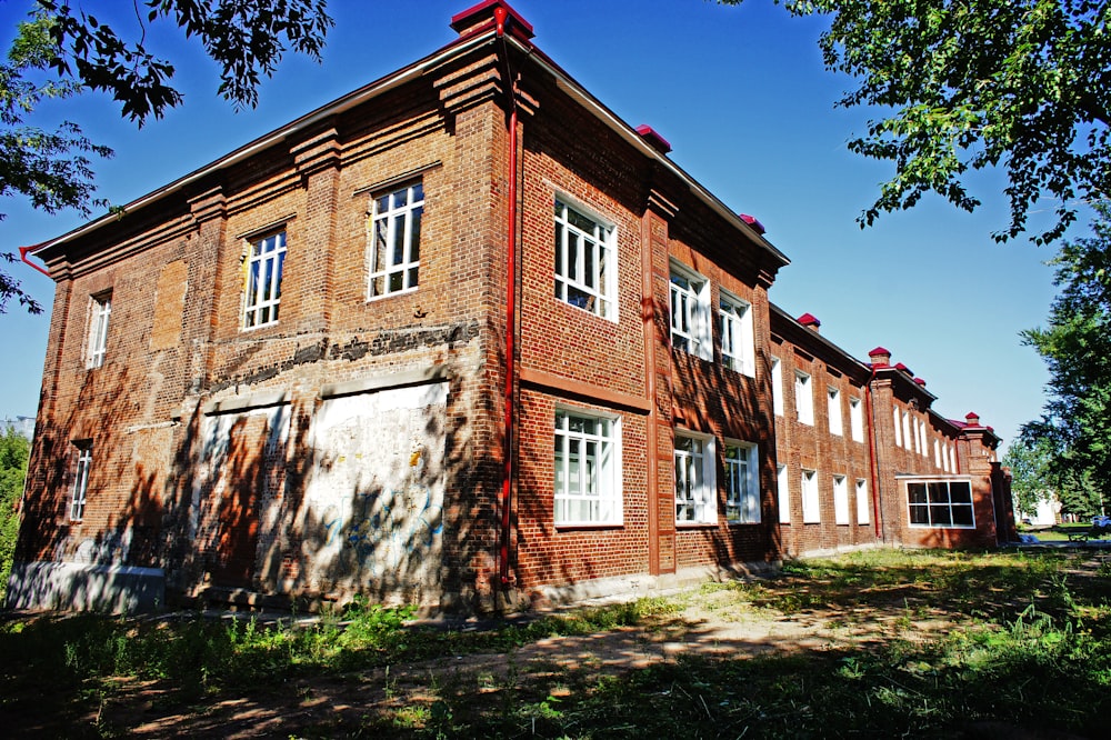 an old brick building with a red roof