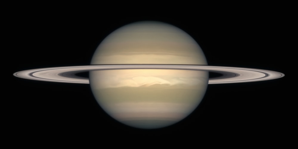 暗い空に環状に浮かぶ�土星