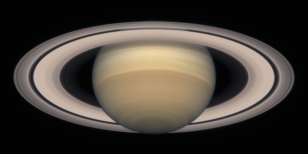 Saturno catturato dall'equipaggio della casseruola della NASA