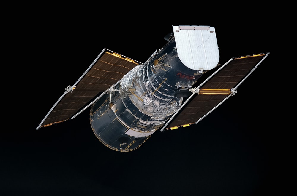 Ein Satellit im Dunkeln mit schwarzem Hintergrund