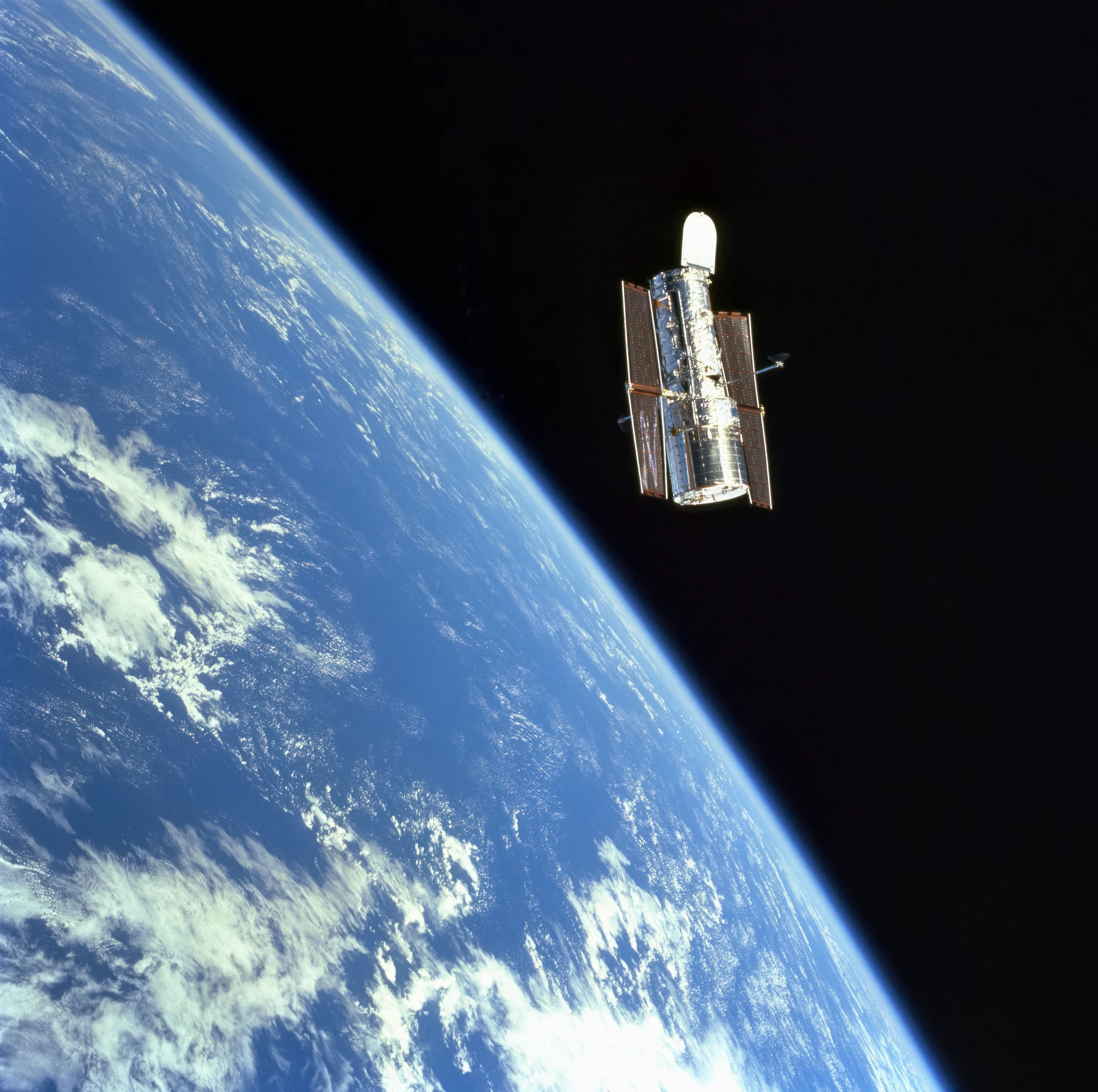 Vehículo espacial en órbita sobre la Tierra