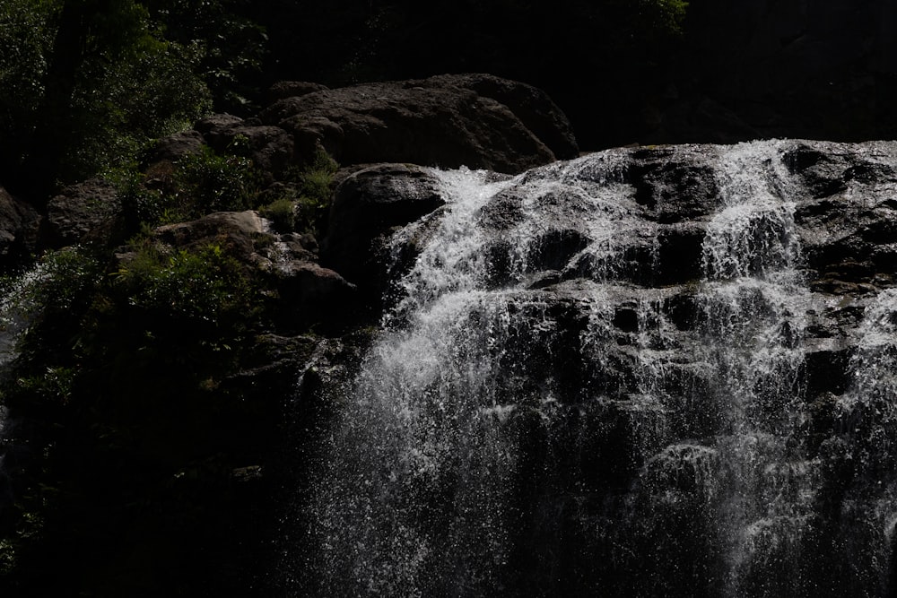 ein großer Wasserfall, aus dem viel Wasser herauskommt