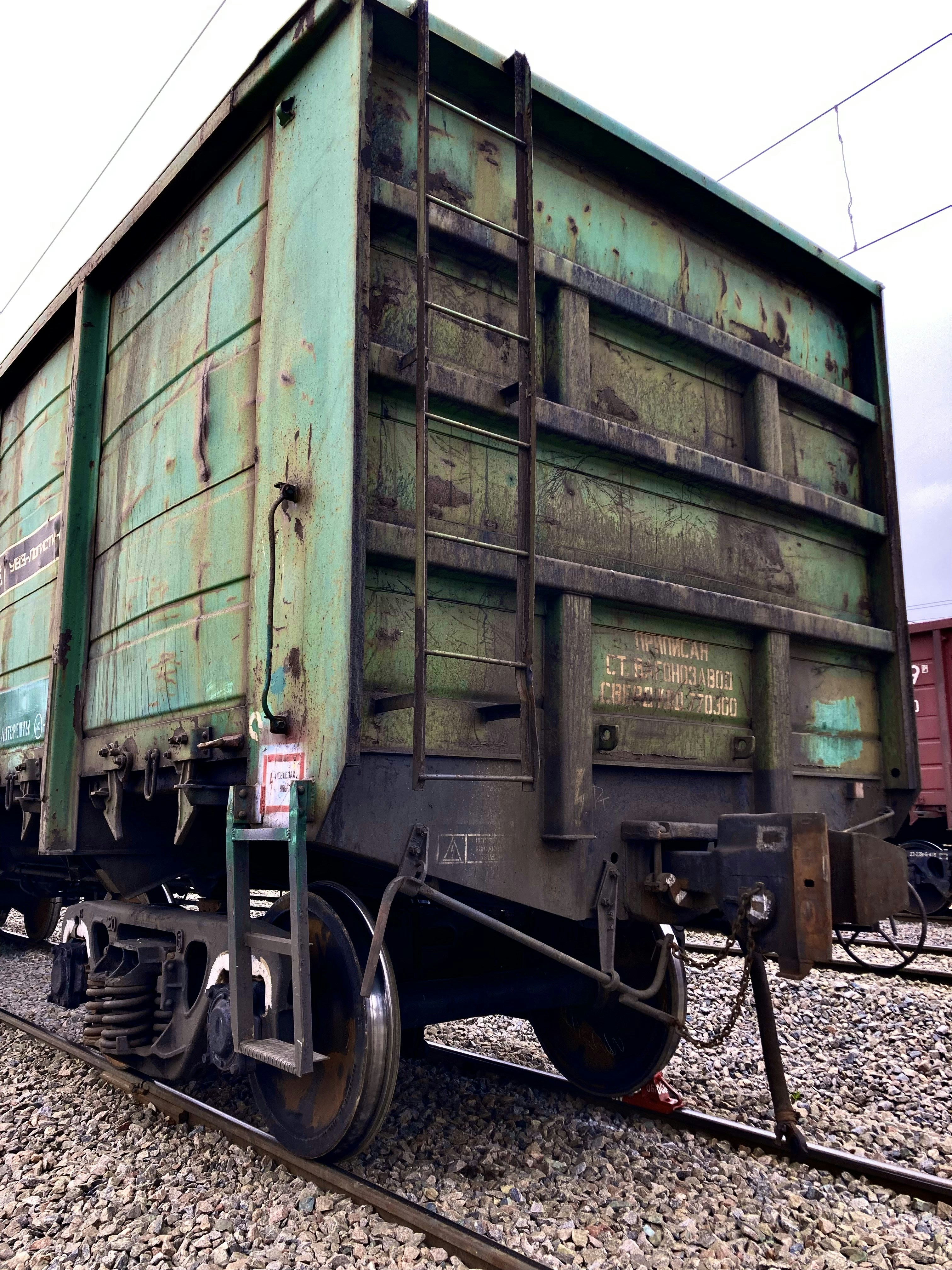 Un vagón de tren verde sentado en la parte superior de las vías del tren  foto – Imagen de Tren gratuita en Unsplash, image size:3000x4000