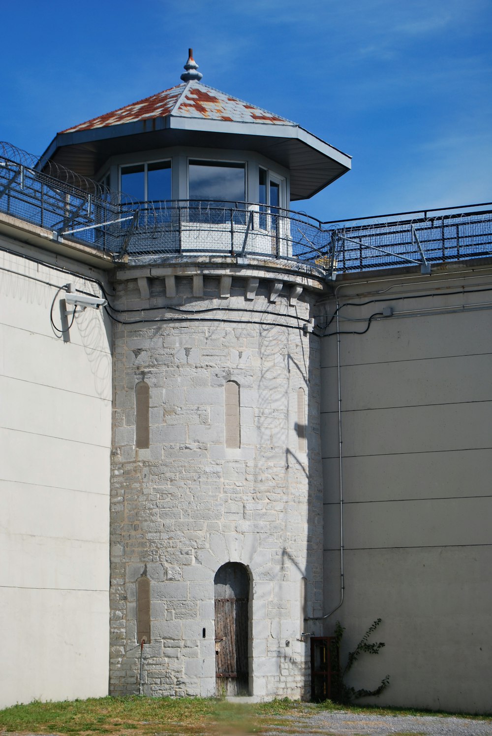 un'alta torre bianca con un orologio su un lato