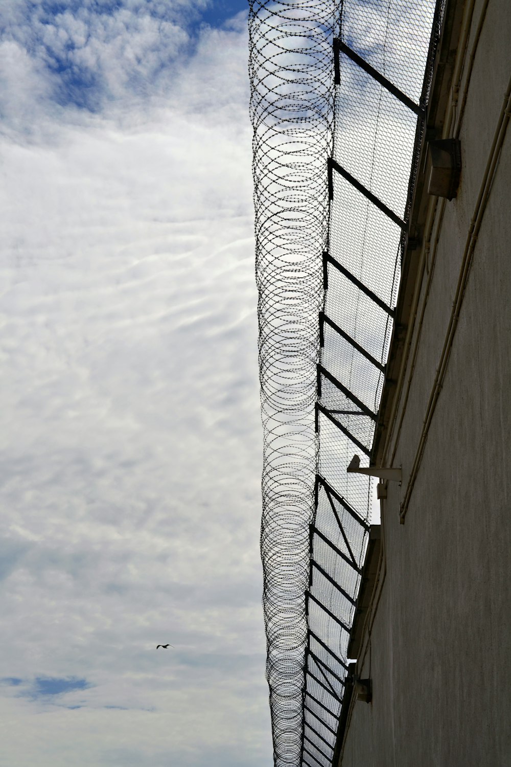 un edificio con una recinzione a maglie di catena sopra di esso
