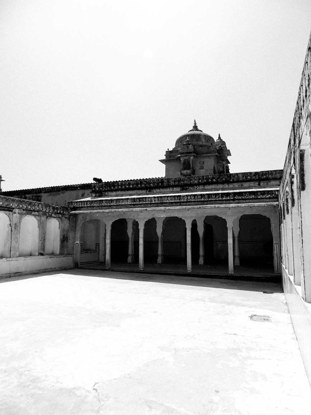 a black and white photo of a building