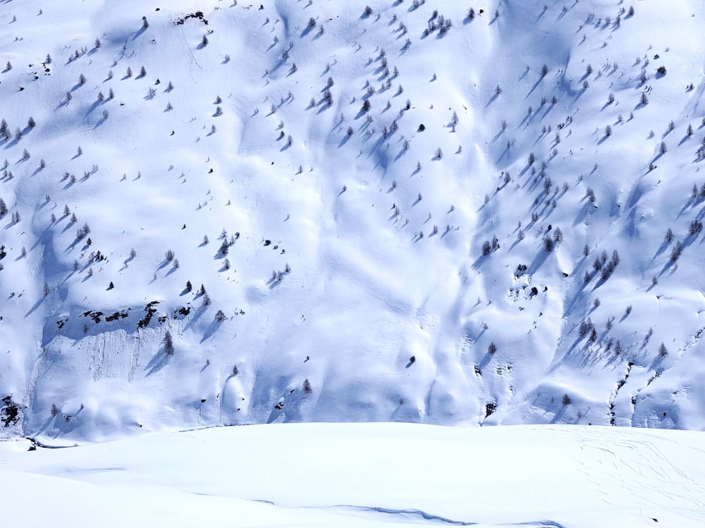 Un hombre montando esquís por una pendiente cubierta de nieve