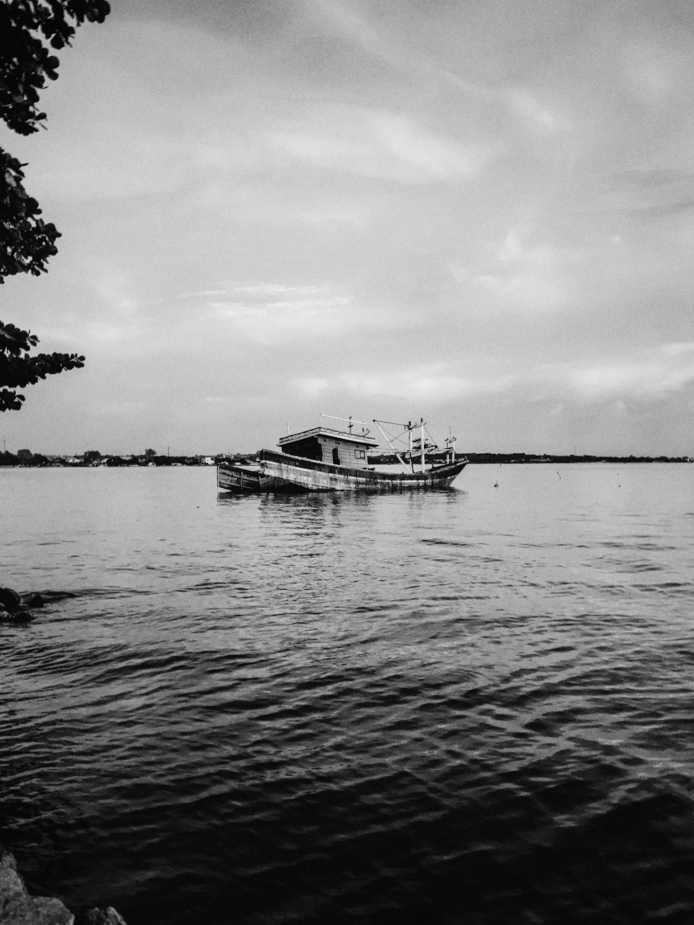 une photo en noir et blanc d’un bateau dans l’eau