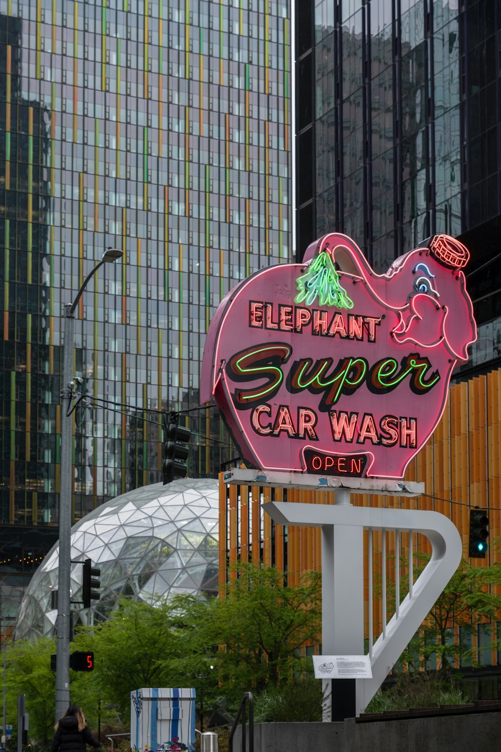 Un letrero de neón para el lavado de autos Elephant Super en una ciudad