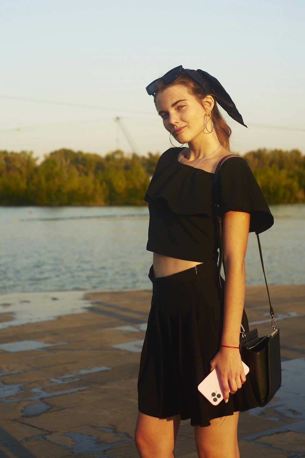 una mujer con un vestido negro corto y un sombrero