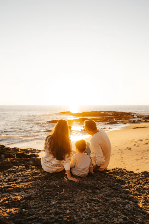 Família reunida ao pôr do sol