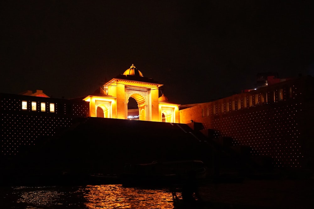 uma torre de relógio iluminada no céu noturno