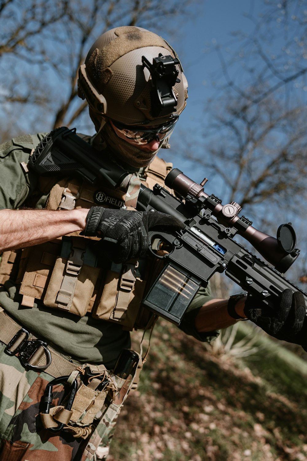 Un hombre de camuflaje sosteniendo una ametralladora