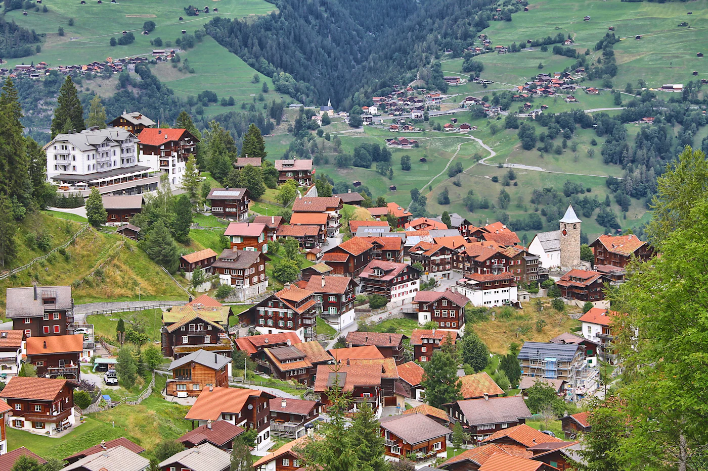 Schweizer Dorf in leichter Hanglage