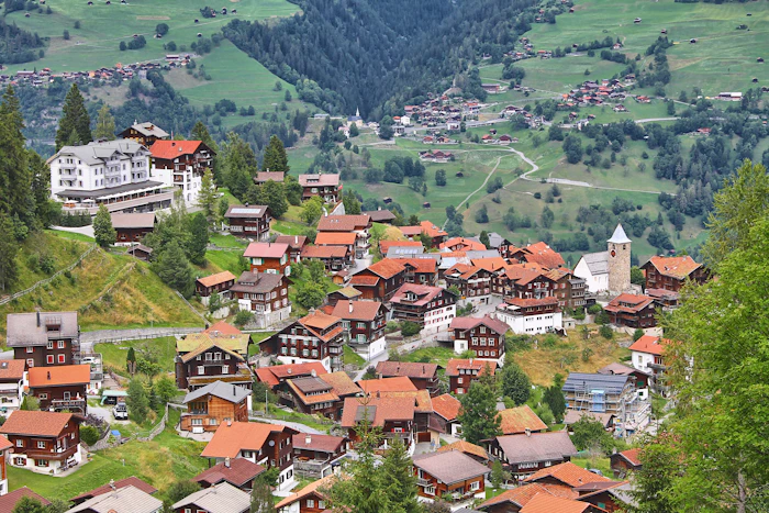 Yamaca kurulmuş sakin bir İsviçre köyü