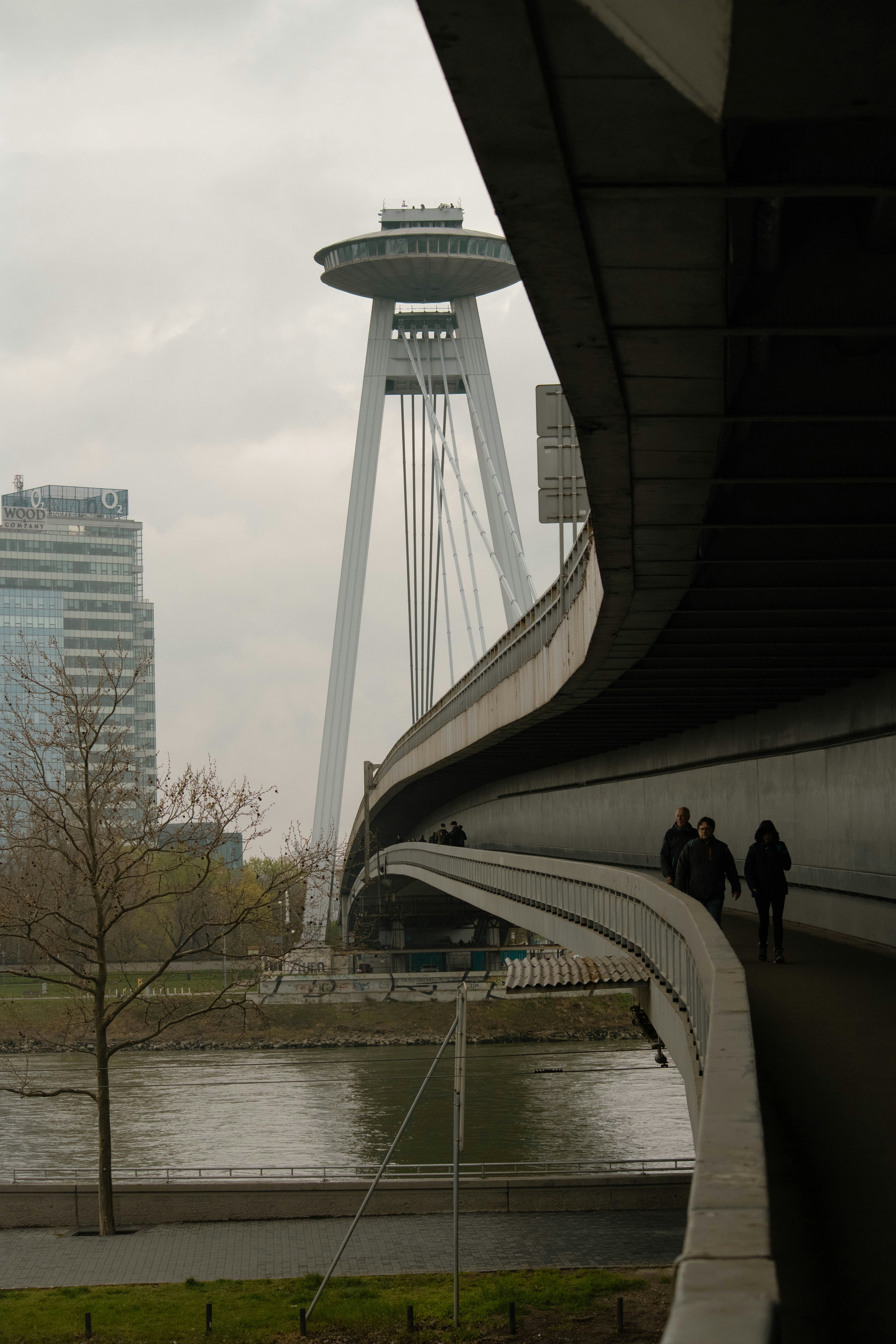Un puente que tiene una torre al fondo