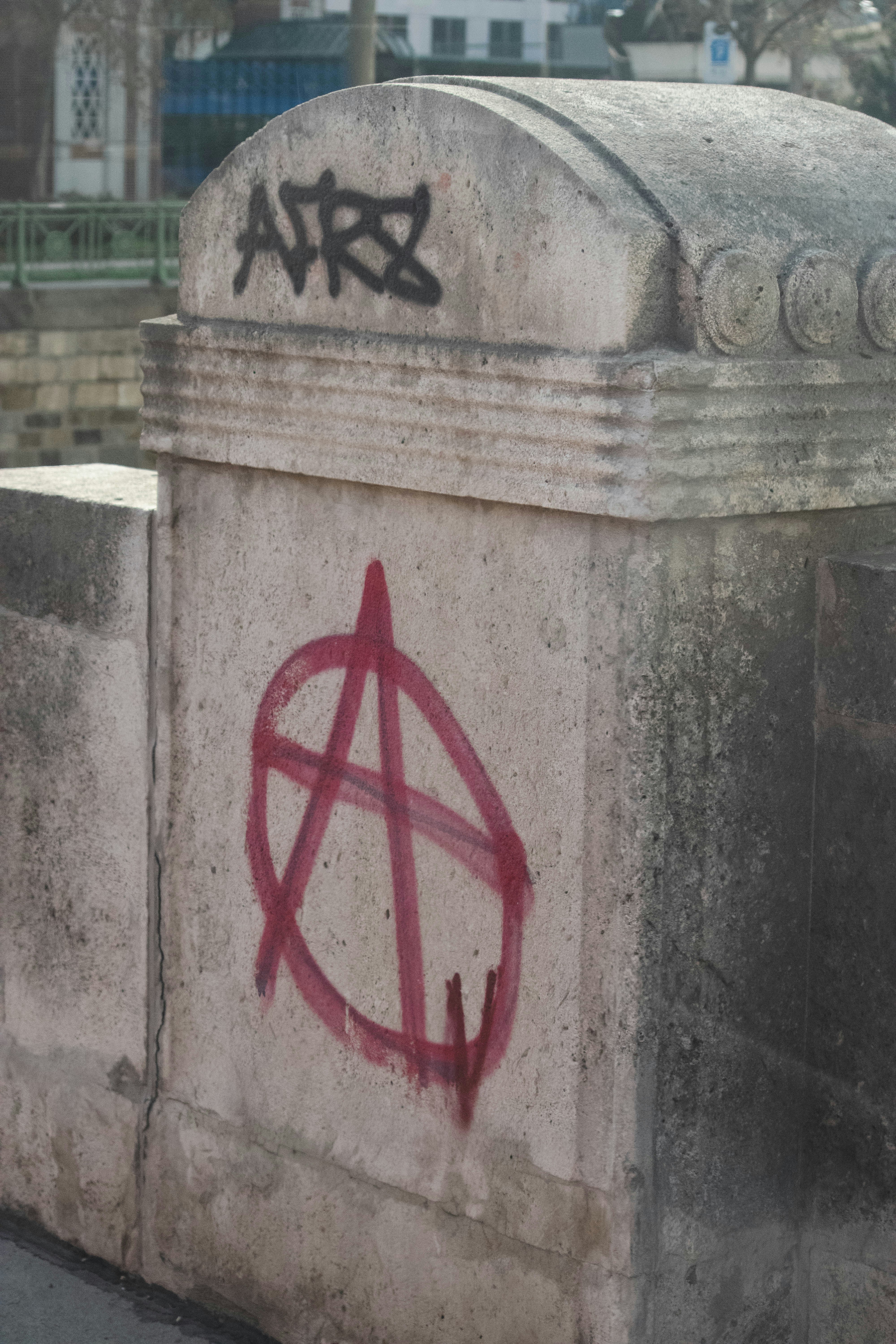 kotak semen dengan grafiti di sampingnya