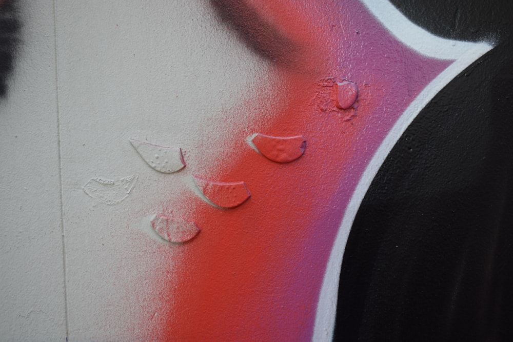 un primo piano di graffiti su un muro