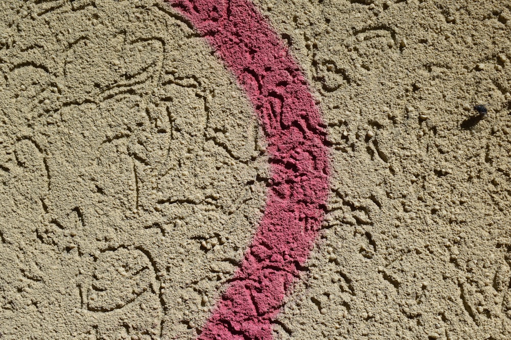 um close up de uma parede com escrita nela