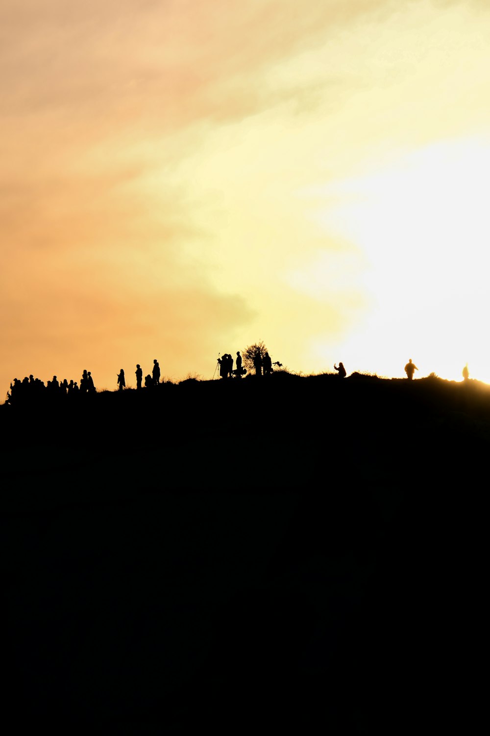 un gruppo di persone in piedi sulla cima di una collina