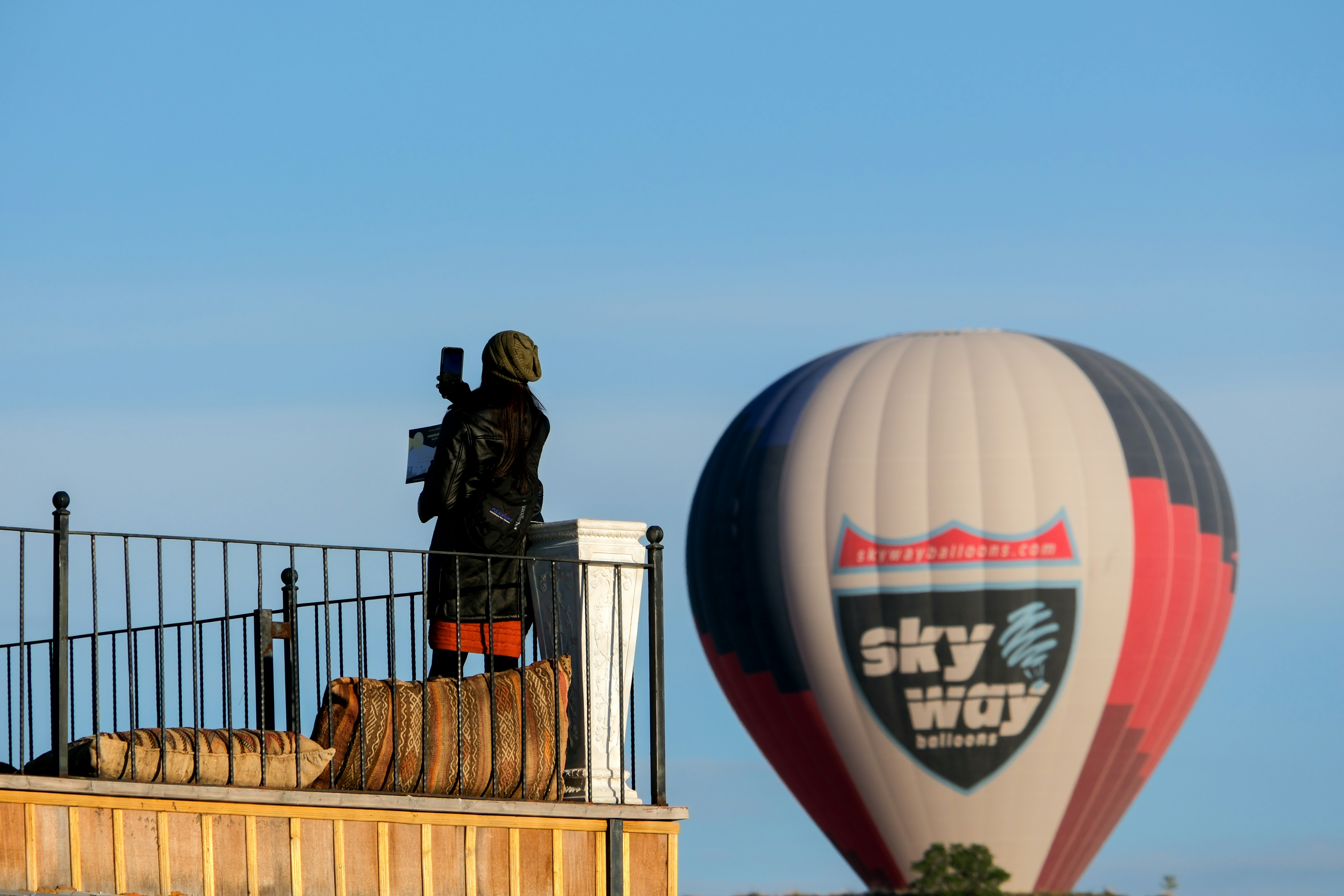 a hot air balloon is flying in the sky - a-hot-air-balloon-is-flying-in-the-sky-hMoven9aaJM