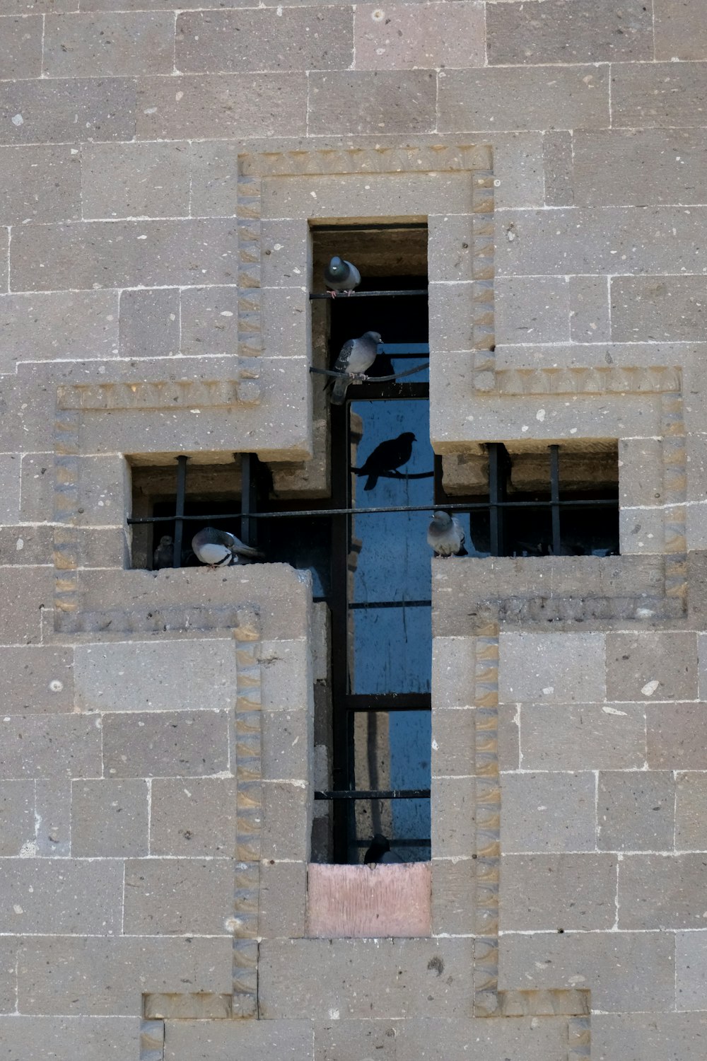un uccello è seduto sul davanzale della finestra di un edificio