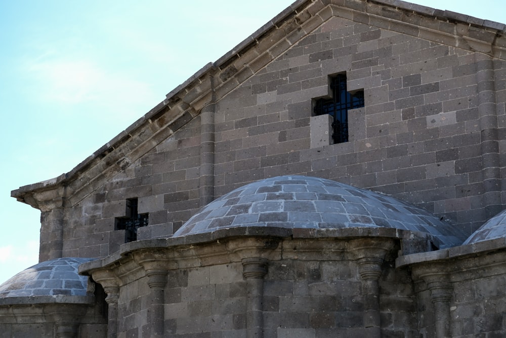 una chiesa con una croce in cima