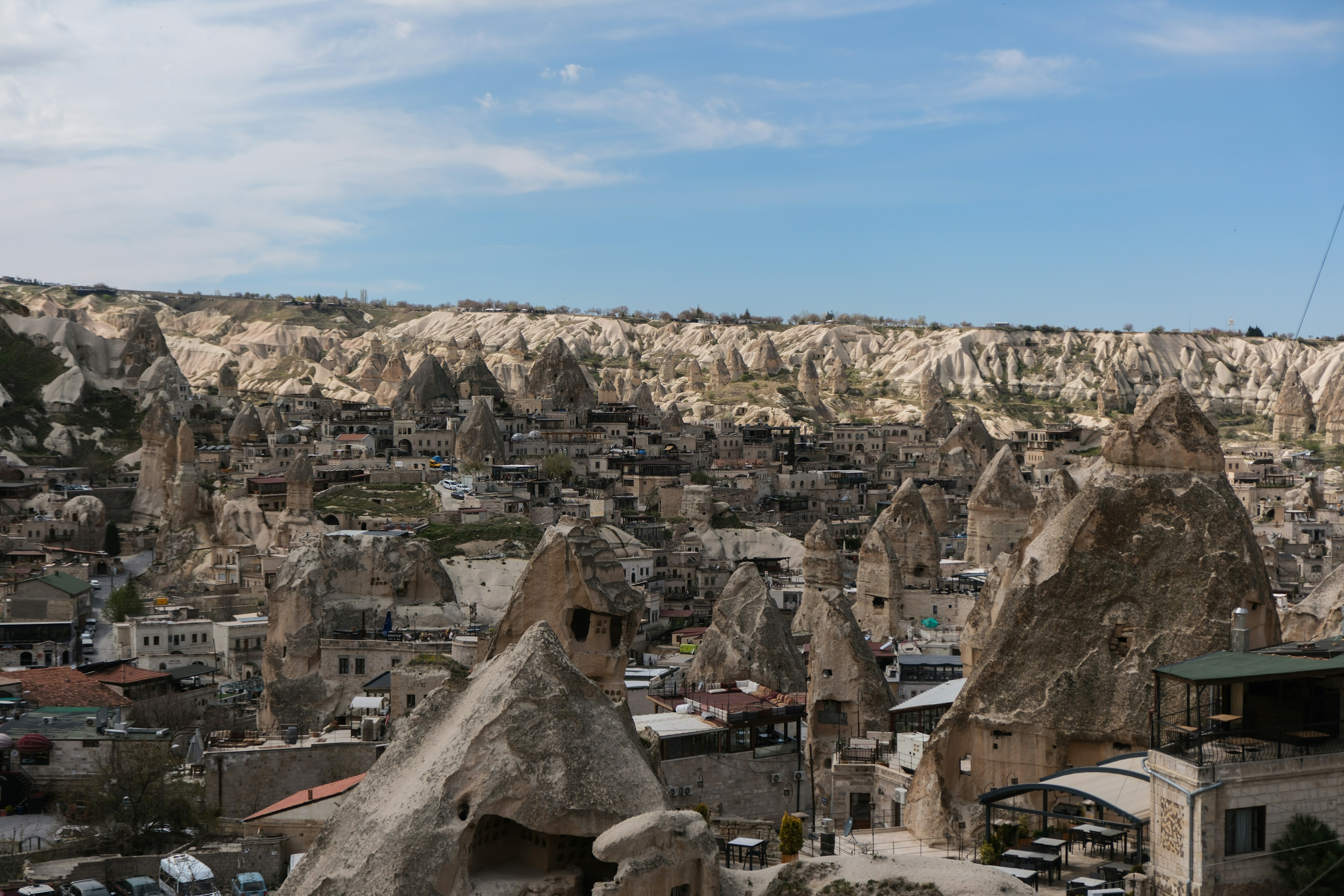 вид на город посреди горного хребта