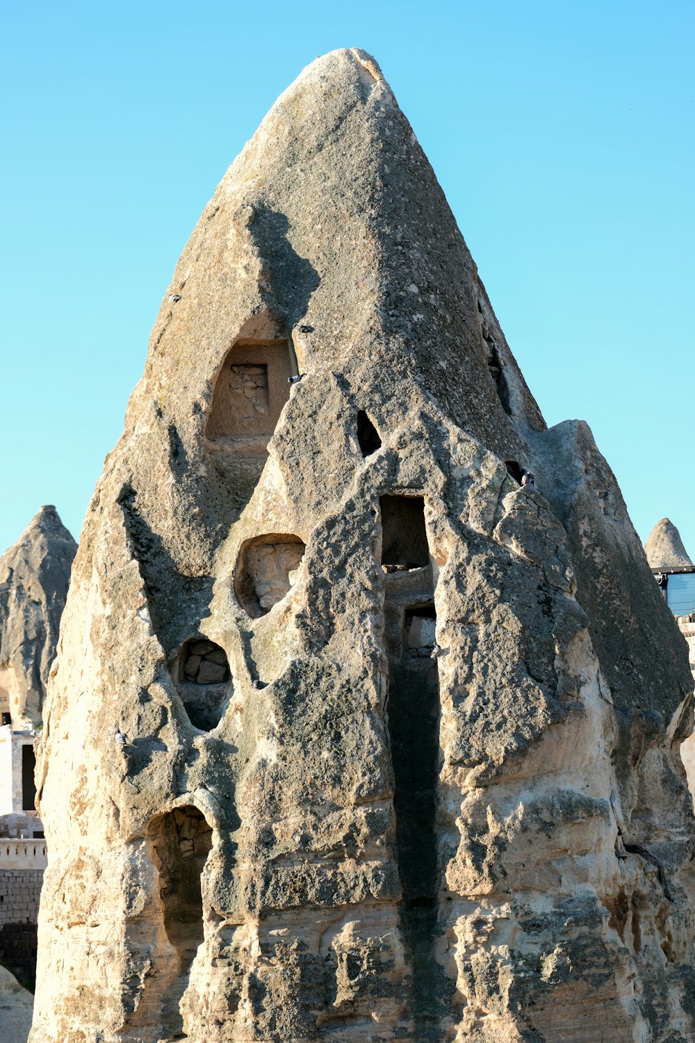 uma grande estrutura de pedra com buracos