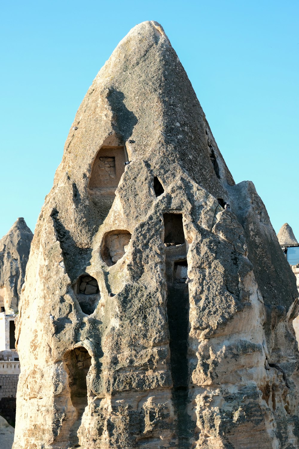 une grande structure en pierre percée de trous