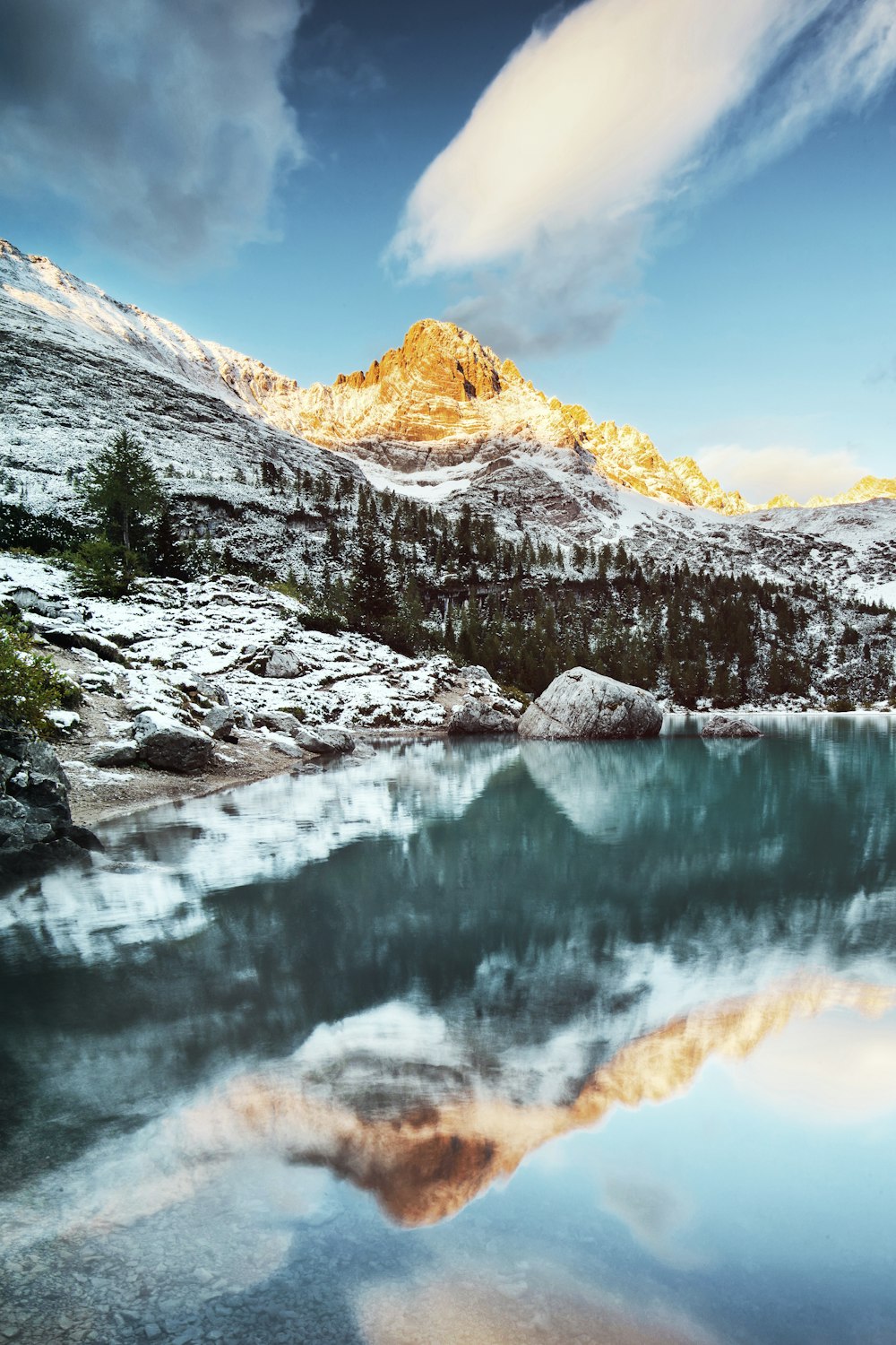 Ein Berg spiegelt sich im stillen Wasser eines Sees