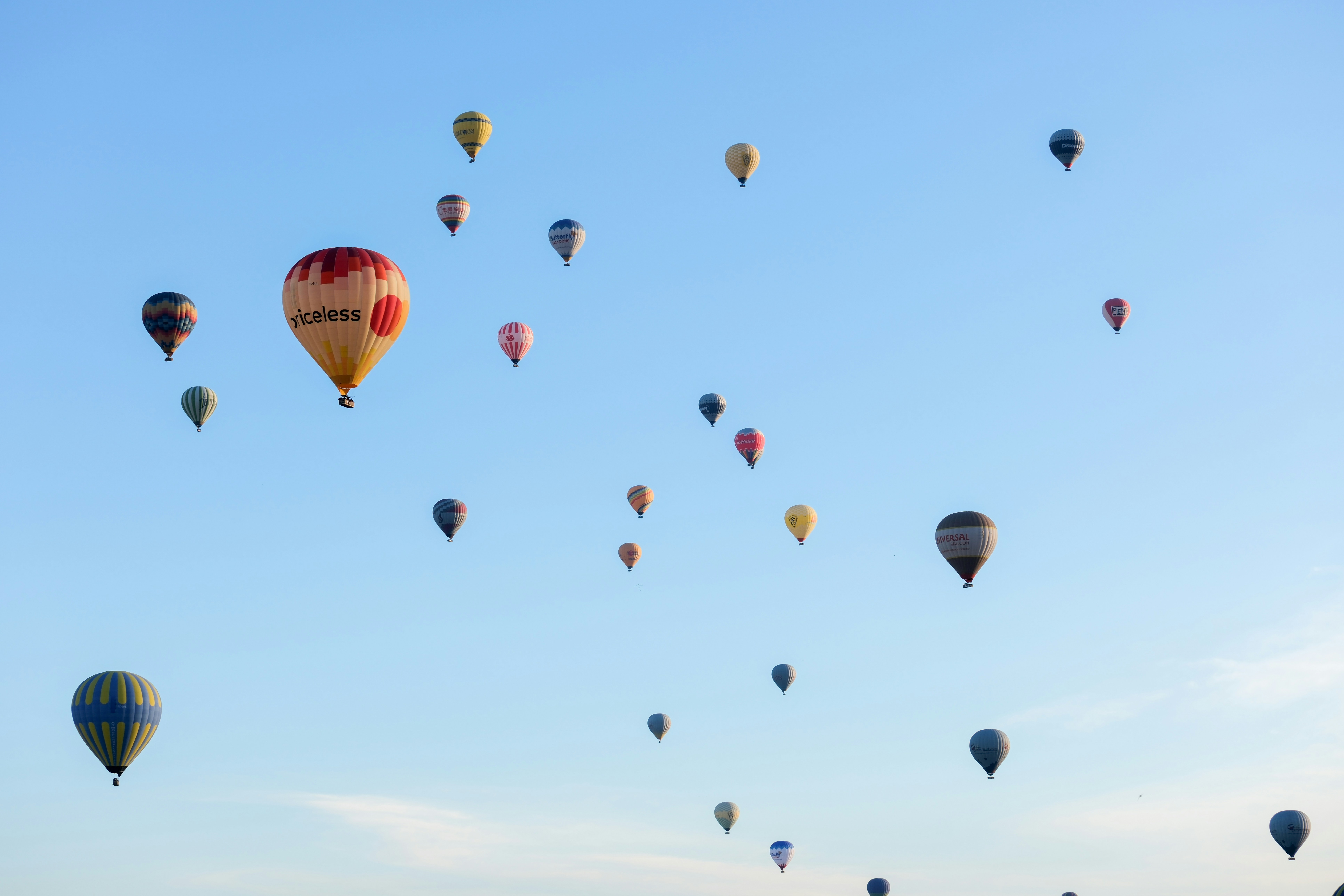 a bunch of hot air balloons flying in the sky - a-bunch-of-hot-air-balloons-flying-in-the-sky-PObdyOxZ_QE