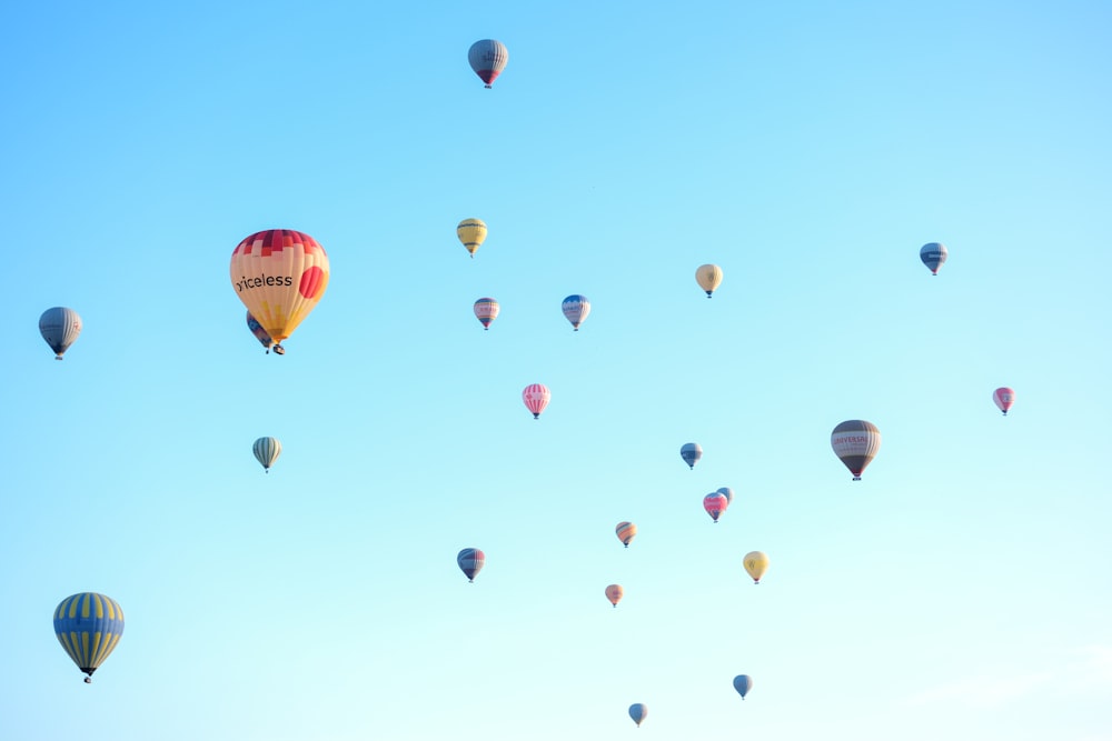 Un montón de globos aerostáticos volando en el cielo