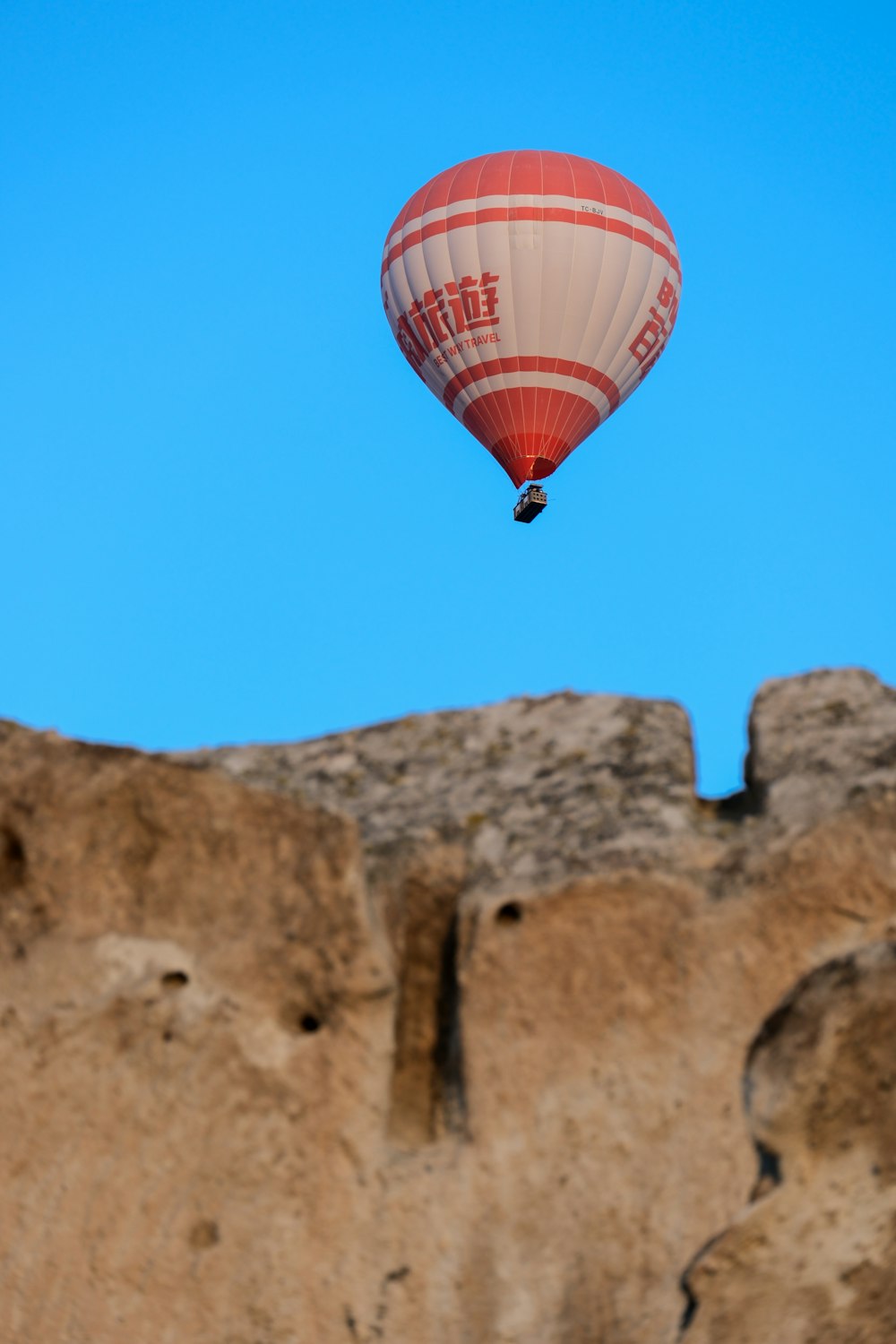 una mongolfiera che sorvola una scogliera rocciosa