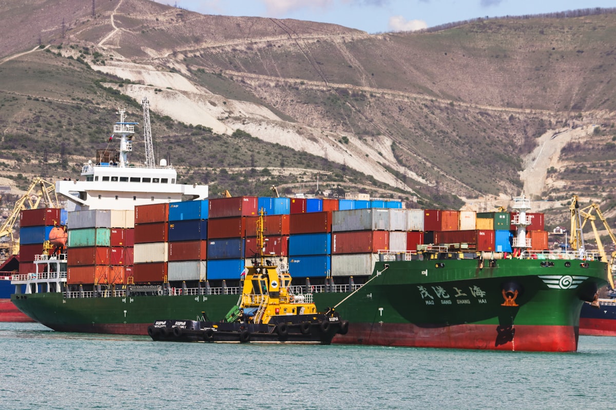 170 Containerships and 450,000 TEU of Cargo Trapped Inside the Strait of Hormuz