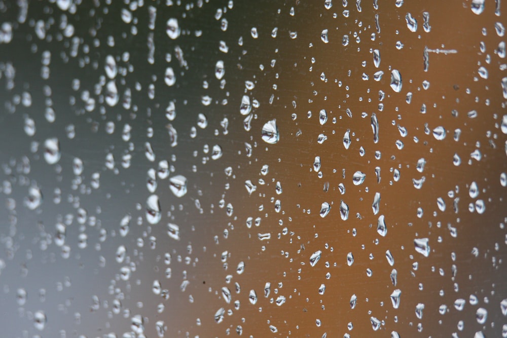 una ventana con gotas de lluvia