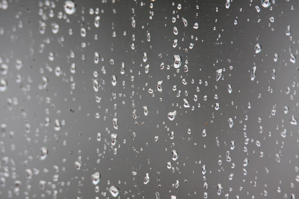 una ventana con gotas de lluvia