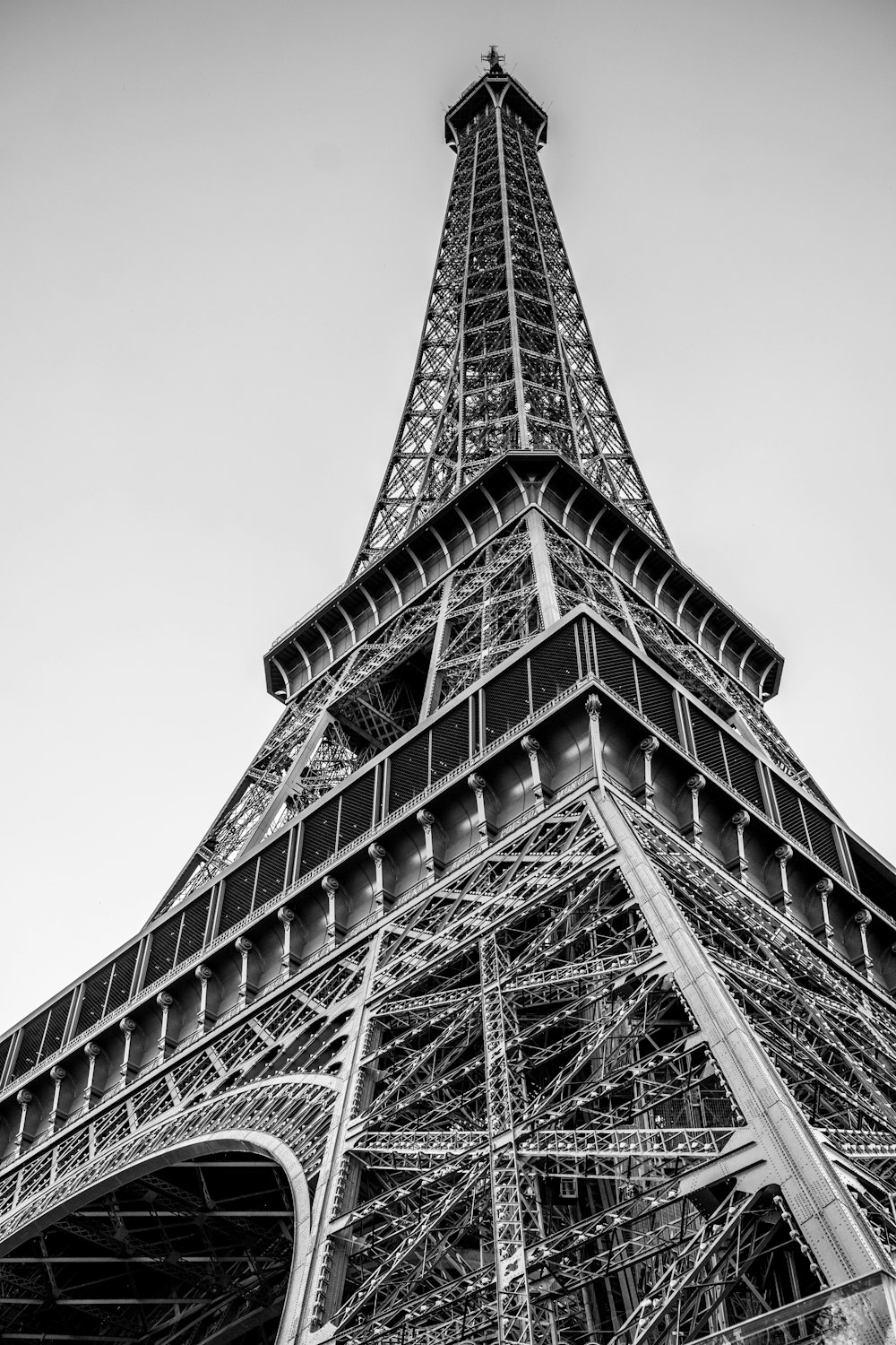 a black and white photo of the eiffel tower