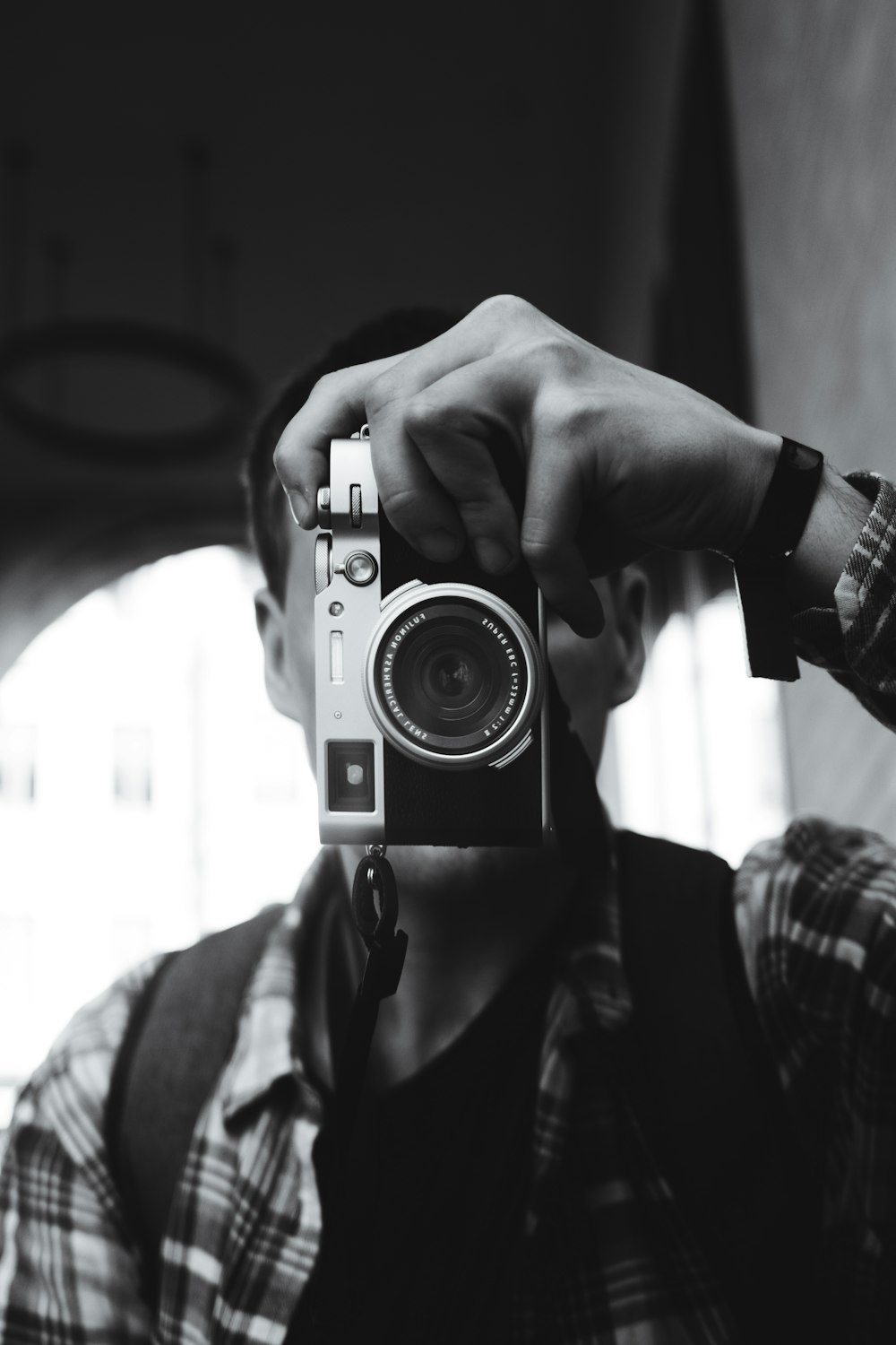 un uomo che scatta una foto di se stesso con una macchina fotografica