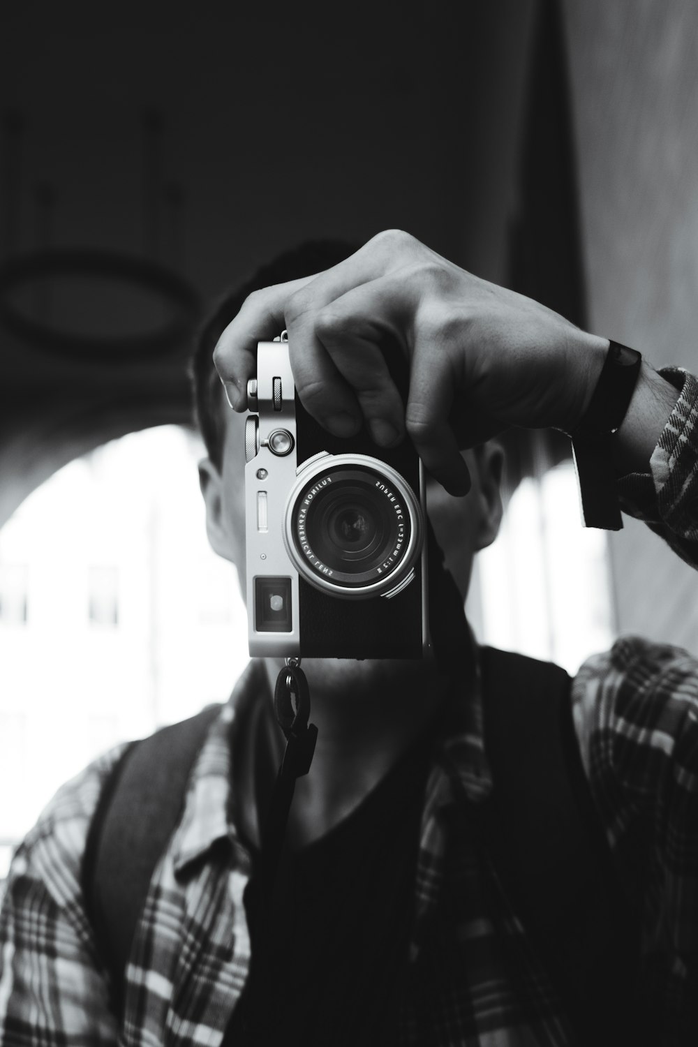 um homem tirando uma foto de si mesmo com uma câmera