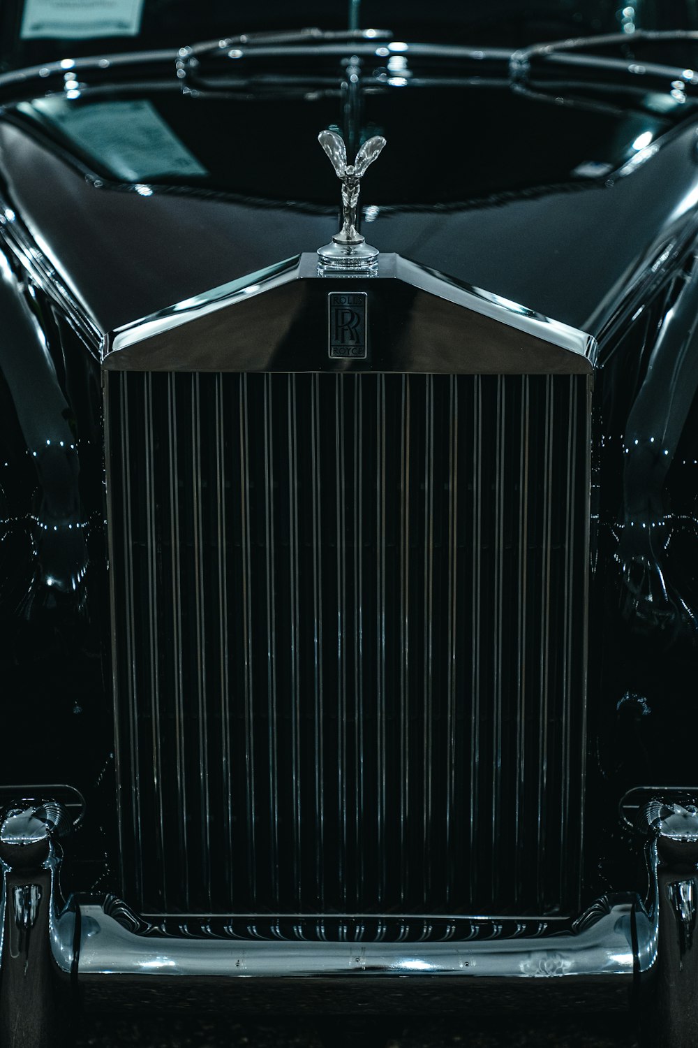 the front end of an old fashioned car