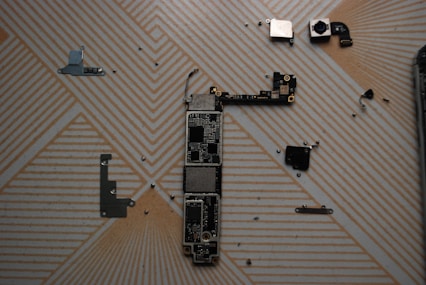 a picture of a broken cell phone